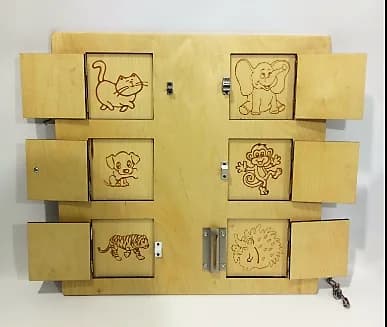 Развивающая панель "Замочки с животными"